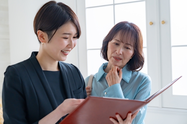相談する女性