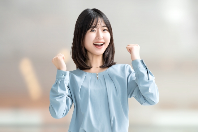 ガッツポーズをする女性