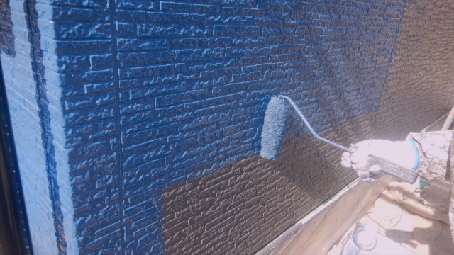 外壁塗装をしている作業員