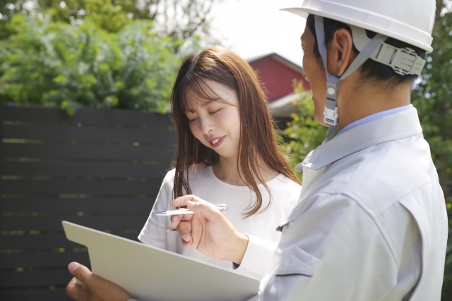 打ち合わせをしている女性と男性作業員