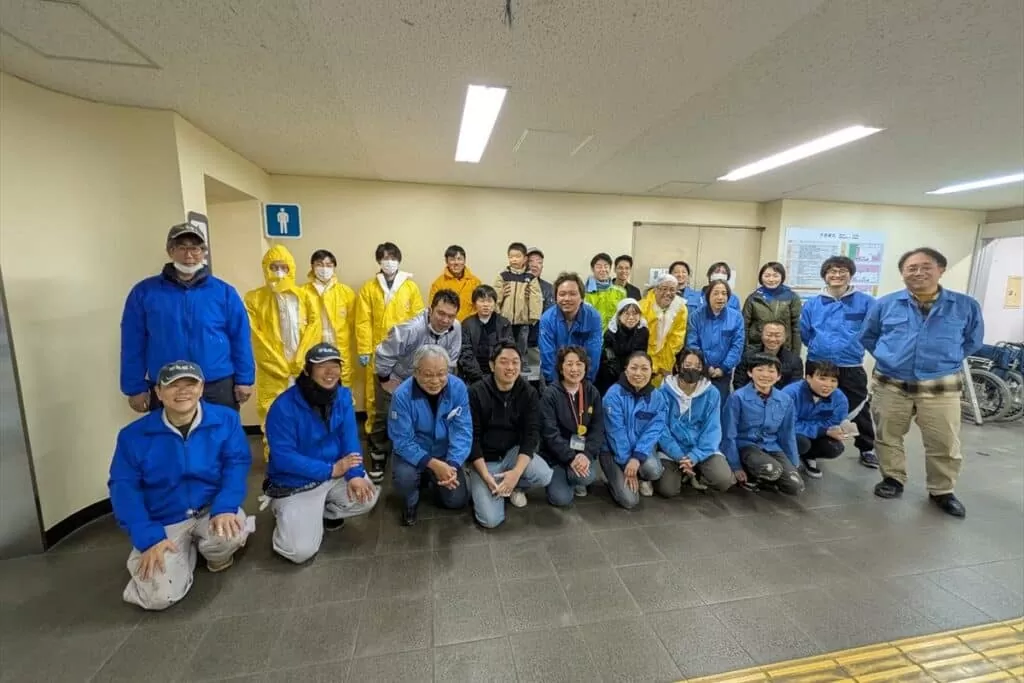 塗装職人のスタッフと役所職員