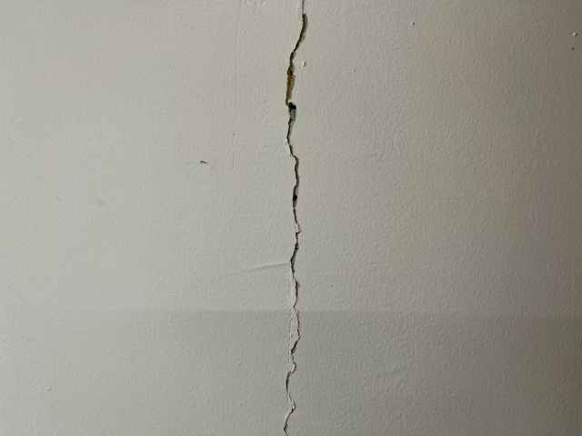 ヒビが入っている外壁
