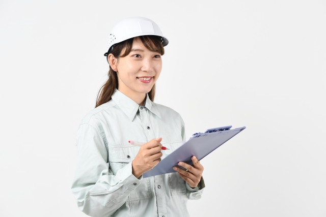 外壁をチェックする女性