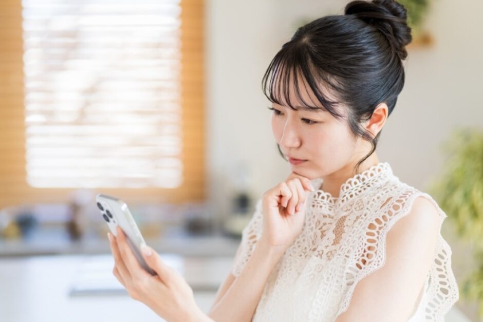 横浜エリアで施工スケジュールを確認する女性