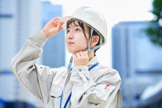 ヘルメットを被った女性 メンテナンスイメージ