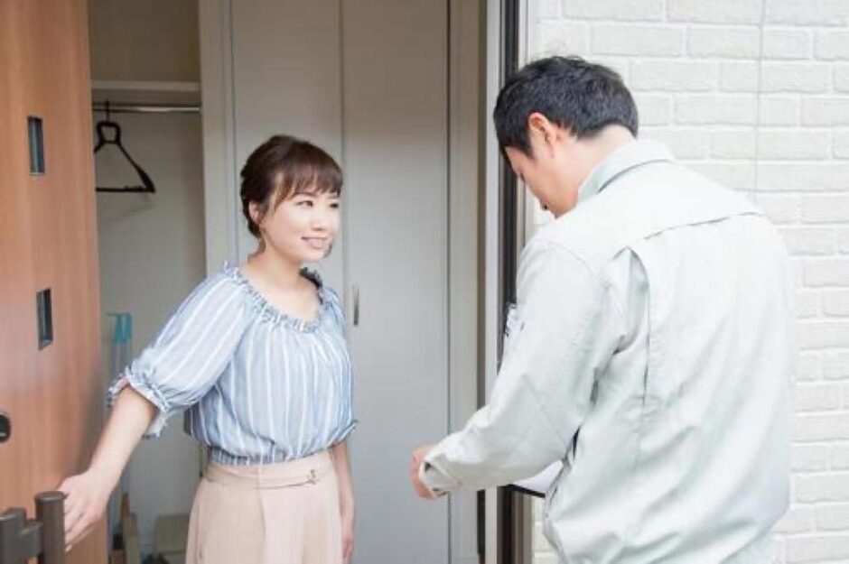 訪問点検する作業員