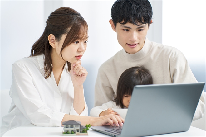 比較サイトを利用する夫婦