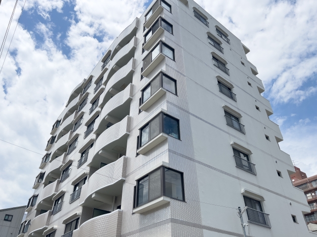 白くて新しいマンション